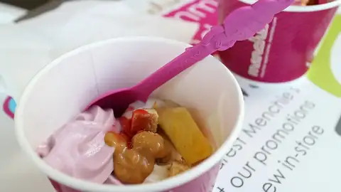 Frozen yogurt with toppings